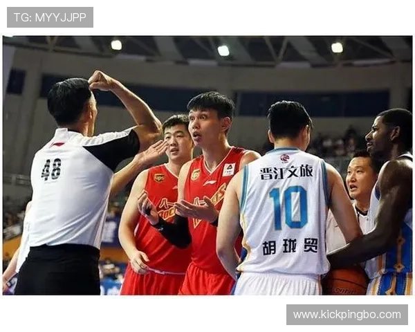 如何理解篮球比赛中裁判对“身体接触容忍度”的判罚标准？